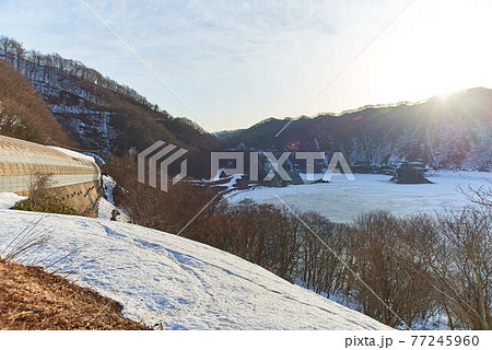 3月岩手県西和歌町錦秋湖雪景色 77245960