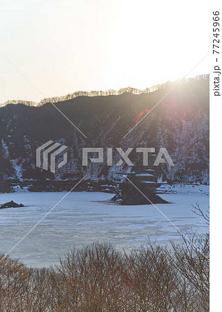 3月岩手県西和歌町錦秋湖雪景色 77245966