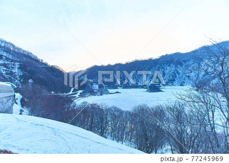 3月岩手県西和歌町錦秋湖雪景色 77245969