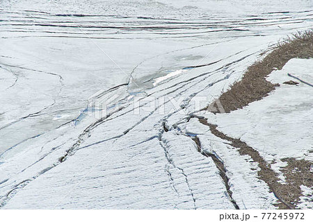 3月岩手県西和歌町錦秋湖雪景色 77245972