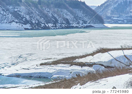 3月岩手県西和歌町錦秋湖雪景色 77245980