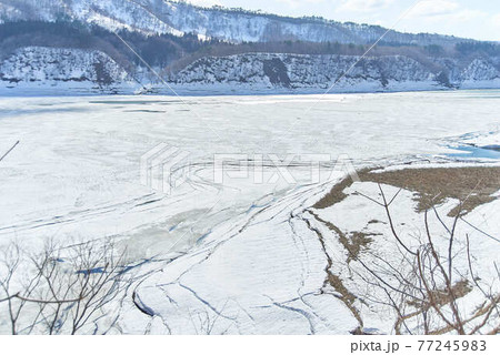 3月岩手県西和歌町錦秋湖雪景色 77245983