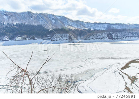 3月岩手県西和歌町錦秋湖雪景色 77245991