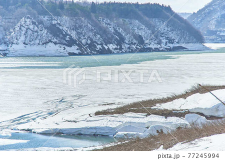 3月岩手県西和歌町錦秋湖雪景色 77245994