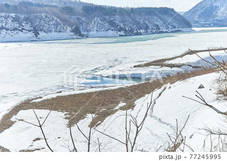 3月岩手県西和歌町錦秋湖雪景色 77245995