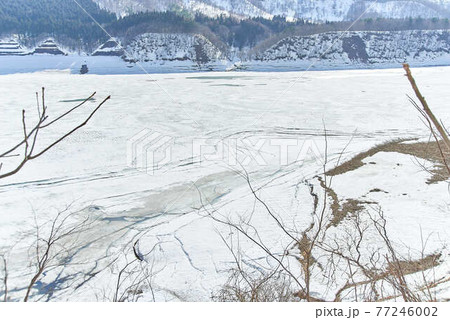 3月岩手県西和歌町錦秋湖雪景色 77246002