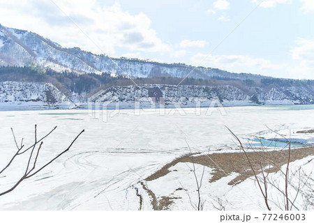 3月岩手県西和歌町錦秋湖雪景色 77246003