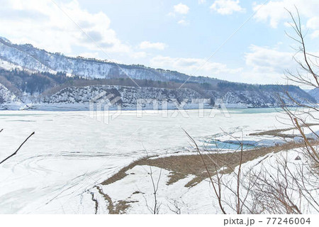 3月岩手県西和歌町錦秋湖雪景色 77246004