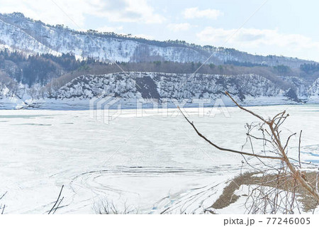 3月岩手県西和歌町錦秋湖雪景色 77246005