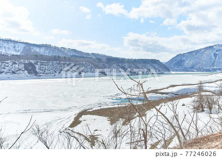 3月岩手県西和歌町錦秋湖の雪景色 77246026