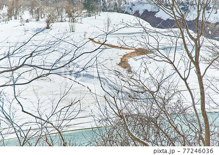 3月岩手県西和歌町錦秋湖の雪景色 77246036