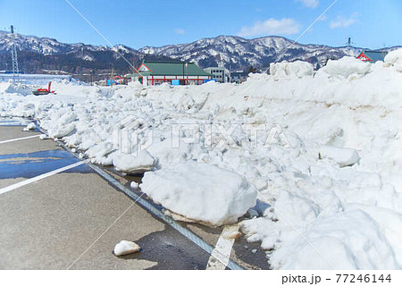 秋田県おがち道の駅雪景色 77246144