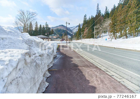 3月山形県道の駅田沢の雪景色 77246167