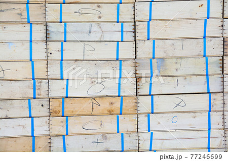 積み上げられた魚箱 77246699