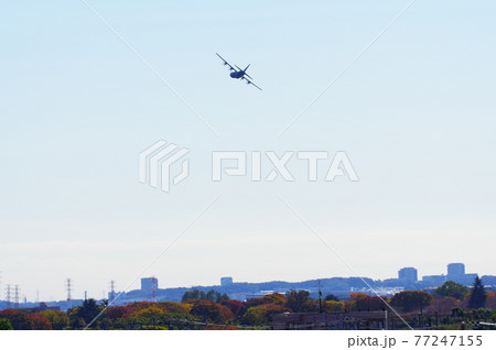 市街地を低空飛行する輸送機 77247155