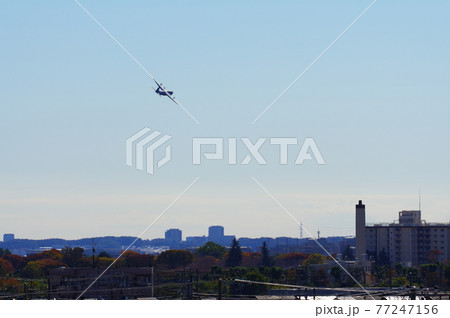 市街地を低空飛行する輸送機 市街地を低空飛行する輸送機 77247156