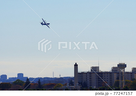市街地を低空飛行する輸送機 市街地を低空飛行する輸送機 77247157