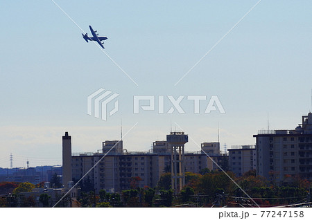 市街地を低空飛行する輸送機 77247158