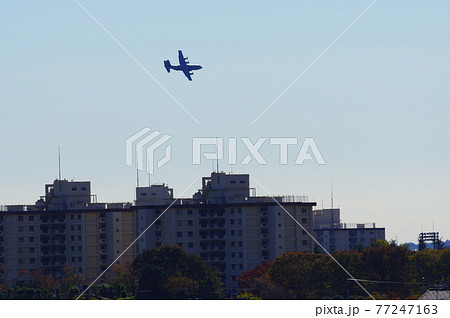 市街地を低空飛行する輸送機 市街地を低空飛行する輸送機 77247163