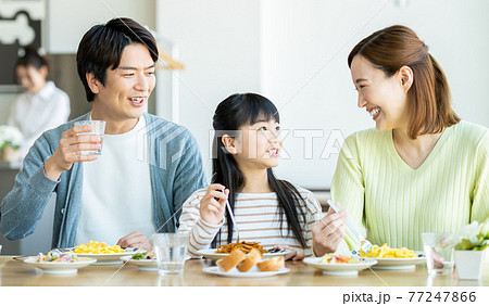 外食する若い家族 77247866