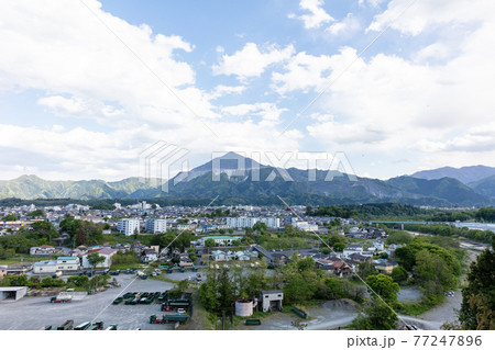 秩父ハーブ橋から見る秩父市街地と武甲山 77247896
