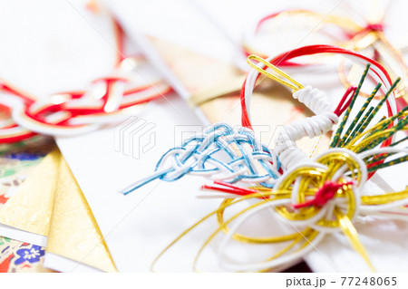 ご祝儀袋　水引細工のお祝いイメージ素材 77248065