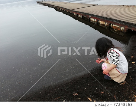 キャンプ場 山中湖の桟橋にて遊ぶ女の子 3歳 の写真素材 キャンプ場 山中湖の桟橋にて遊ぶ女の子 3歳 の写真素材