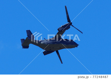 青空の中で飛行するオスプレイ 青空の中で飛行するオスプレイ 77248487
