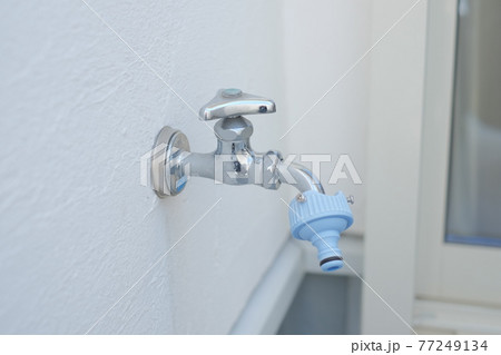 一軒家 ベランダに取り付けた水栓  一軒家 ベランダに取り付けた水栓  77249134