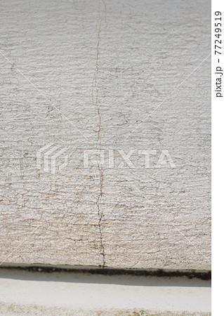 ベランダの壁　漆喰のひび割れとカビ 77249519