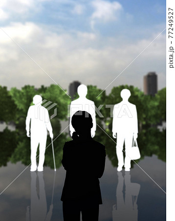 男性のジェネレーションギャップにとまどう男性シルエット 白と黒 CGイラスト縦 男性のジェネレーションギャップにとまどう男性シルエット 白と黒 CGイラスト縦 77249527