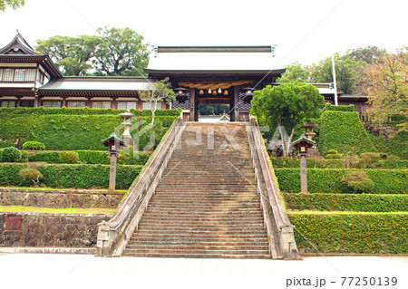 鎮西大社諏訪神社の大門と石段 鎮西大社諏訪神社の大門と石段 77250139