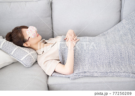 リビングでゴロゴロする女性 リビングでゴロゴロする女性 77250209