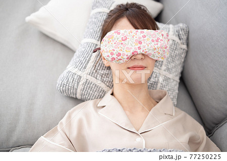 リビングでゴロゴロする女性 77250225