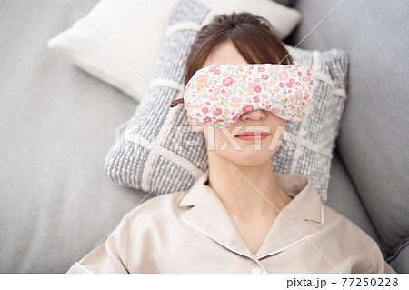 リビングでゴロゴロする女性 77250228