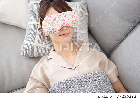 リビングでゴロゴロする女性 77250232