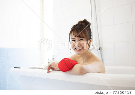 お風呂に入る若い女性 お風呂に入る若い女性 77250418