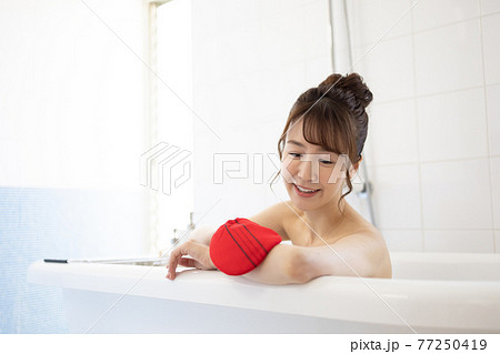 お風呂に入る若い女性 お風呂に入る若い女性 77250419