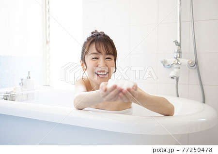 お風呂に入る若い女性 お風呂に入る若い女性 77250478