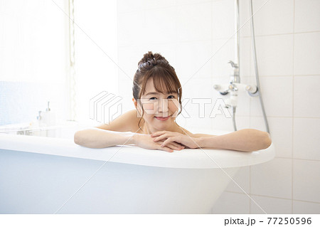 お風呂に入るかわいい女性 お風呂に入るかわいい女性 77250596