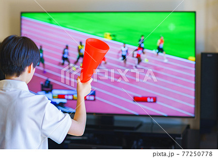 スポーツ観戦 テレビ観戦 テレビ視聴 外出自粛 スポーツ観戦 テレビ観戦 テレビ視聴 外出自粛 77250778