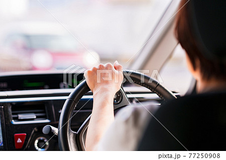 カーシェアを利用して買物に行く　【カーライフ　日常】 77250908