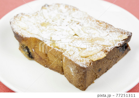 美味しいアーモンドスライスをのせたボストックパン 77251311