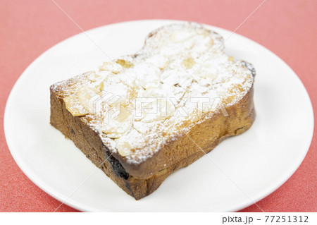 美味しいアーモンドスライスをのせたボストックパン 77251312