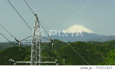 山奥の送電線と富士山 77251327