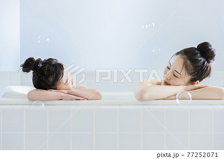 親子で入浴　ライフスタイル 77252071