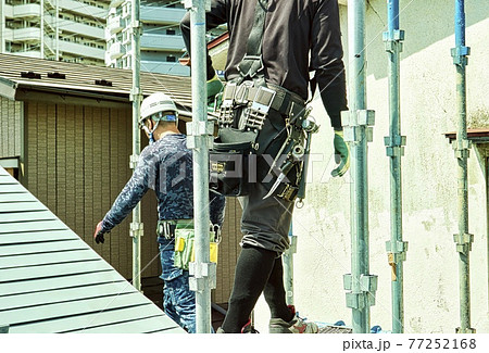 一戸建て、足場組組立の作業風景 77252168