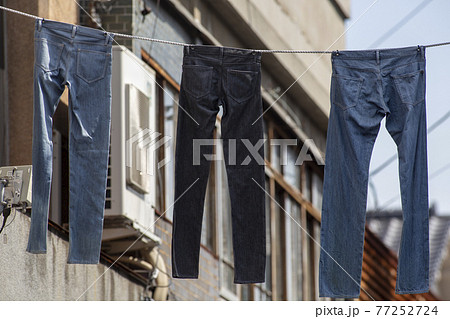 児島ジーンズストリートの吊しているジーンズを撮影 77252724
