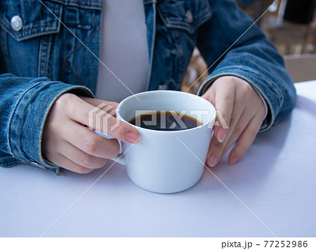 コーヒーを飲む女性 77252986