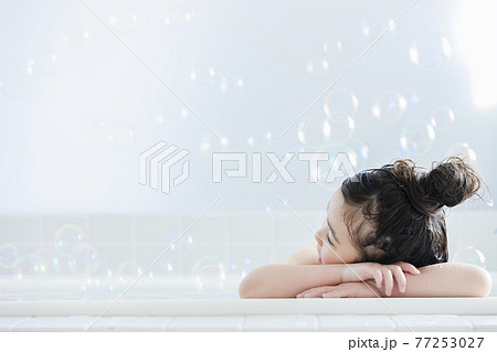 女の子　子供　バスタイム 77253027
